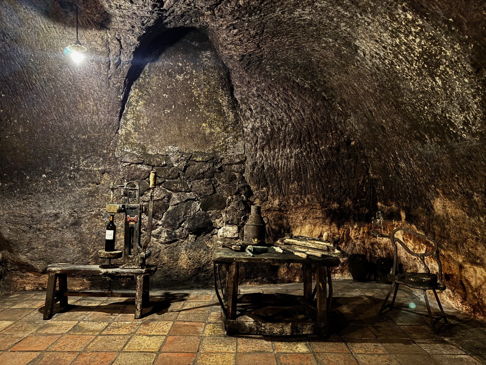 valiente vino valsotillo wijn in grot